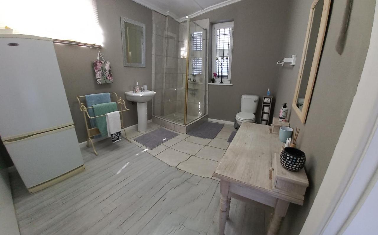 Peony Luxury Room With Wifi And Own Entrance สเตลเลนบอช ภายนอก รูปภาพ