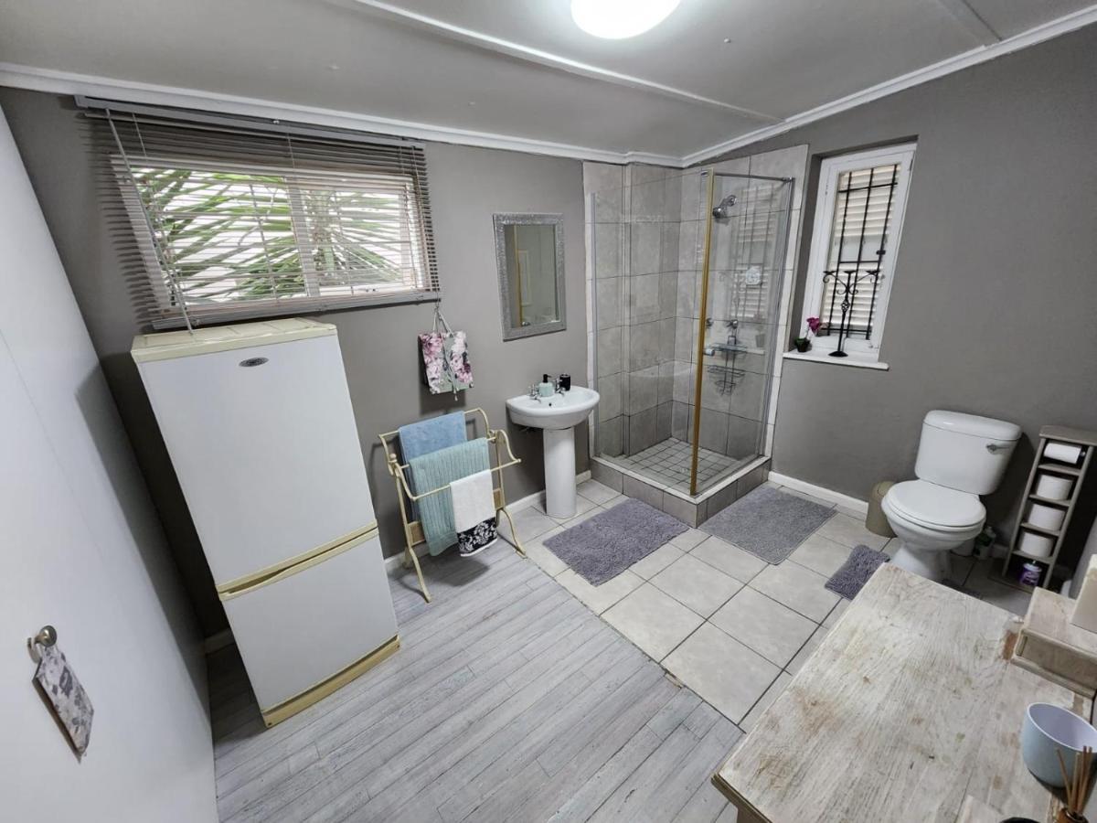 Peony Luxury Room With Wifi And Own Entrance สเตลเลนบอช ภายนอก รูปภาพ